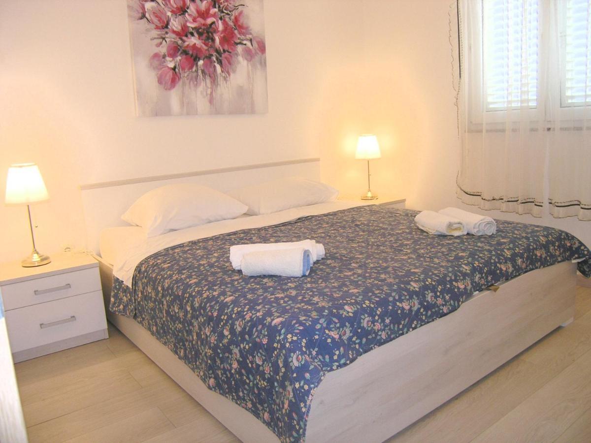 Apartments Sokolovic Крк Екстер'єр фото