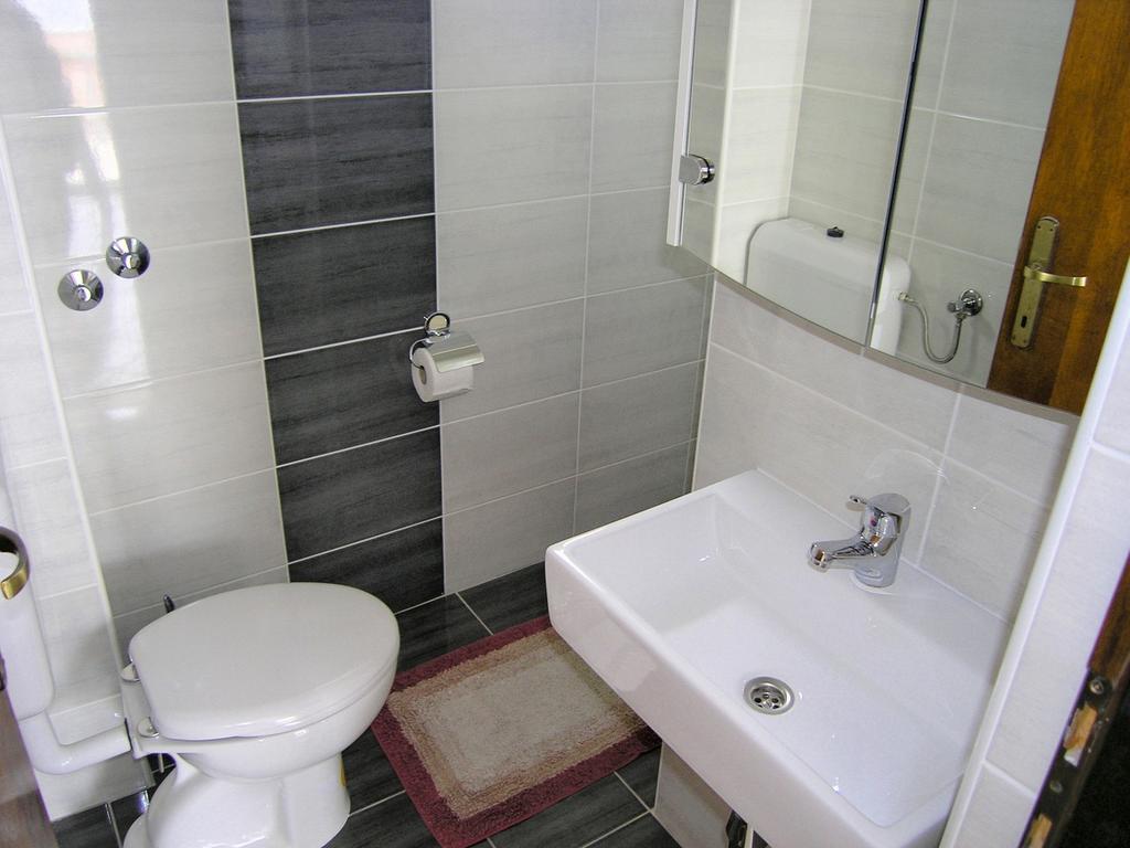 Apartments Sokolovic Крк Екстер'єр фото