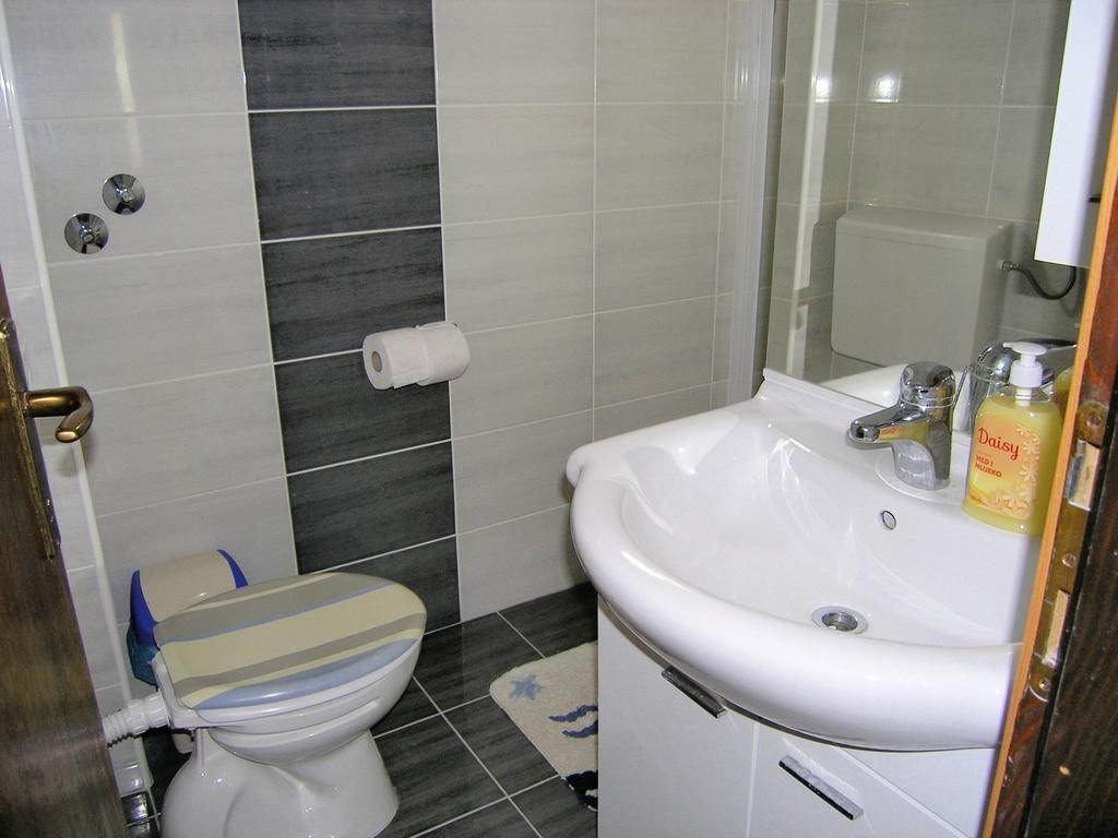Apartments Sokolovic Крк Екстер'єр фото